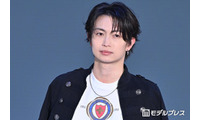 「ブルーロック」実写化出演話題・綱啓永、12個ボタンジャケット着こなす シンプルコーデでスタイル輝く【ガルアワ2026SS】 画像