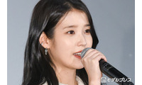 IU、ミニワンピ×黒タイツで美脚スラリ「21世紀の大君夫人」オフショットに反響「さすがの着こなし」「シルエットが美しい」 画像