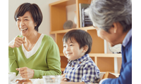 少しぎこちない祖父と6歳の孫。すると「なんで…」お笑い番組を見た孫の鋭い一言に「心がほっこり」 画像