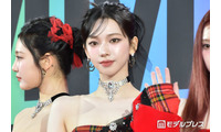 aespaカリナ、ほっそり美脚輝くモノトーンコーデに熱視線「美しさが異次元」「メットガラ出るのかな？」 画像
