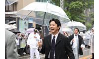 仲野太賀＆池松壮亮、“豊臣兄弟”が「博多どんたく 港まつり」に出陣 雨の沿道歩き盛り上げる 画像