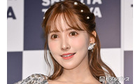 三上悠亜、美ウエストチラリの純白セットアップ姿「スタイル抜群」「天使みたい」の声 画像