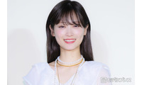山下美月、ミニ丈ボトムスから伸びる美脚に釘付け「圧倒的な透明感」「細くて長くて綺麗すぎる」の声 画像