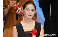 人気女優、“衝撃”眉毛全剃りショット公開「覚悟がすごい」「ギャップ」 画像