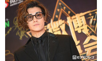 赤西仁、若かりし頃の父を初顔出し「鼻と輪郭がそっくり」「めちゃくちゃモテそう」と反響続々 画像