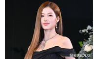 TWICEサナ、素肌輝くキャミコーデに反響「スタイル良すぎ」「ビジュアルが神」 画像