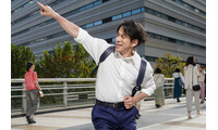 岡田准一、マック「プレミアムローストアイスコーヒー」新CMにサラリーマン役で登場 名曲「TOKIO」に乗せ華麗なステップ披露 画像