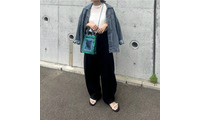 バンダナ柄バッグがアクセント。デニムジャケットをさらりと羽織る、大人のこなれカジュアル術【40代の毎日コーデ】 画像