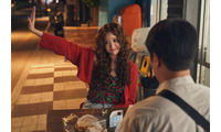 イム・ユナ“悪魔憑き女子”が大暴れ『プリティ・クレイジー』本編シーン アン・ボヒョンのメイキングカットも 画像