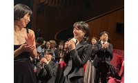岸井ゆきの、涙ながらに監督と抱擁も　浅野忠信「自然に涙が流れ…」カンヌ「ある視点」部門で公式上映『すべて真夜中の恋人たち』 画像