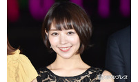吉谷彩子、愛犬を膝抱っこした母の姿公開「優しい雰囲気が素敵」「最高の癒しショット」と反響 画像