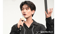 Aぇ! group正門良規、“普段からカラ松”だった「革ジャンが制服」映画で木村拓哉モノマネも披露【おそ松さん 人類クズ化計画!!!!!?】 画像