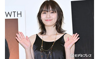 浅川梨奈、ミニスカ私服から美脚スラリ「色白で綺麗」「着こなしがおしゃれ」の声 画像