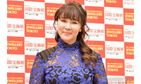 浅野ゆう子、美脚映える衣装姿に熱視線「オーラすごい」「美しすぎる」 画像