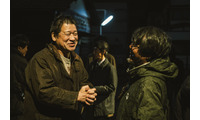 「これは悲惨」佐藤二朗の断髪式や丸山隆平＆MEGUMIら共演『名無し』　和気あいあいメイキング解禁 画像