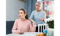 悲しむ友人や家族を励ますつもりが逆効果⁉「余計なお世話」にならないために気を付けるべきこと【精神科医がアドバイス】 画像