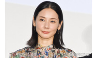 吉田羊、白タイツで美脚際立つ「個性的でおしゃれ」「着こなせるの凄い」と反響 画像