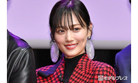 山下美月、肩出しドレス姿に絶賛の声「美しさが限界突破」「骨格から綺麗」 画像