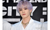 NCT 127テヨン、派手衣装で地下鉄乗る姿公開「変装もしないで目立ちすぎてる」「オーラを感じる」の声 画像