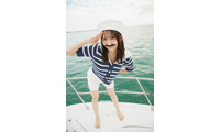 日向坂46藤嶌果歩、マリンルック＆付け髭で船長に 1st写真集先行カット第5弾解禁 画像