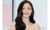 TWICEジヒョ、美くびれ際立つ衣装×スモーキーグリーンのアイメイク姿披露「鍛えられてて綺麗」「クールビューティー」 画像