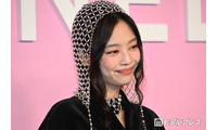 BLACKPINKジェニー、大胆美腹筋のぞくコーデに反響「ウエストラインが綺麗すぎる」「圧倒的なオーラ」の声 画像