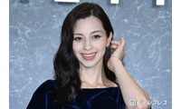 中条あやみ、大胆スリットから美脚のぞかせる “1日目とは対照的”紺のベロアドレス姿【Mrs. GREEN APPLE presents「CEREMONY」】 画像