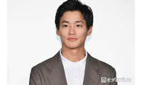野村周平、眉なし・ロン毛・刺青姿の衝撃ビジュ公開「ガス人間」ビジュに「ワイルドな感じも似合う」「一瞬誰かと思った」の声 画像