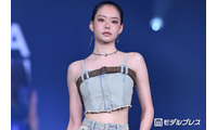 なごみ、ミニ丈キャミトップスから美ウエスト披露「美しすぎる」「スタイル抜群」の声【オキコレ2026】 画像