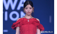 FRUITS ZIPPER月足天音、メンカラオフショルで登場 キュートな着こなし披露【オキコレ2026】 画像