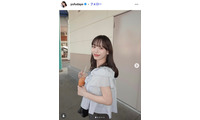 サッカー日本代表 上田綺世選手の妻・由布菜月「初めての父の日」0歳長女のユニフォーム姿＆父親のアクスタ握る様子公開「パパの背番号だ」「パワーが届いてる」の声 画像