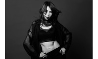 工藤静香、アスリート並みバキバキ腹筋披露 女王に扮した新曲「Dynamic」MV公開 画像