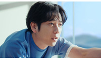 二宮和也「体に関する新事実」明らかに 新CMのヨガポーズで安定した体幹力披露 画像