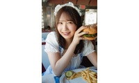日向坂46藤嶌果歩、ウェイトレス姿でのもぐもぐカット 1st写真集先行カット第13弾解禁【果実の歩幅】 画像
