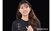 重盛さと美、胸元輝くオフショル×黒髪センター分けのショットに反響「セクシーでドキッとした」「綺麗なお姉さん」 画像