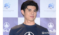 小島よしお、2歳息子抱っこした美ら海水族館ショット公開「丸いほっぺが愛おしすぎる」「大きくなったね」の声 画像