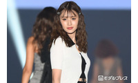 「イッテQ！」出川ガールで話題のモデル、スラリ美脚際立つミニ丈ワンピでカフェ巡り「完璧な脚線美」「お人形さんみたい」と反響 画像
