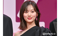 山下美月、ベースボールシャツ×ミニ丈スカートで美脚ちらり 楽屋のれんにも注目集まる「最強に似合う」「愛が詰まってる」 画像