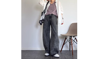 夏のモノトーンはダークグレーで軽めに。【GU】バレルジーンズを取り入れた脚長見えコーデ。【40代の毎日コーデ】 画像