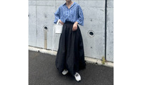 大人世代が圧倒的に使いやすい【ブルーストライプシャツ】。×黒スカートで軽やかに仕上げた爽やかリラックス【40代の毎日コーデ】 画像