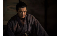 大河「豊臣兄弟！」信長役・小栗旬、平手打ち・ドロップキック…迫力アクションに視聴者震撼「まるでクローズZERO」「怖すぎる」 画像