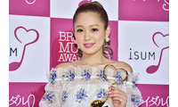 西野カナ、美脚際立つミニスカ姿のオフショット披露「大人可愛い魅力が全開」「スタイル良すぎ」と反響 画像