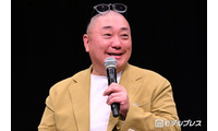 2児の父・山本圭壱、1歳長女・にこりちゃんとの公園ショット披露「2人のサイズ感が愛おしい」「両手でジュース持ってて可愛い」の声 画像