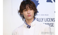 窪塚愛流、ピンク髪×制服ショット公開にファン悶絶「ビジュ最強」「メロすぎて反則」の声 画像