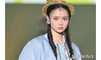 “顔面重要文化財”AKB48センター伊藤百花、ショーパン×透けニーハイコーデで美脚スラリ「絵になる美しさ」「スタイル良くて憧れる」と反響 画像