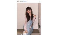 広島カープ小園海斗選手の妻・渡辺リサ、前髪ありヘア披露 美脚コーデに「お人形さんみたい」「絵画みたいに綺麗」の声 画像