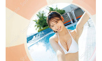 日向坂46藤嶌果歩、浮き輪で遊んでいるカット 1st写真集ポストカード第2弾公開【果実の歩幅】 画像