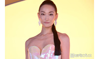 冨永愛「初めての海の砂」生後2ヶ月の第2子と海へ「愛おしさが詰まってる」「可愛すぎるあんよ」と反響 画像