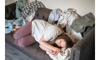 46歳、めまい、痛み、気分の落ち込み。でも生理が順調なら更年期じゃないよね…？ 5人の子を育てる53歳女性が、更年期だと気づくまでに4年かかった理由【100人の更年期・リバイバル】 画像