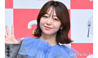 峯岸みなみ、飲食店での2歳娘との2ショット公開「大きくなってる」「真似っこしてて可愛い」と反響 画像